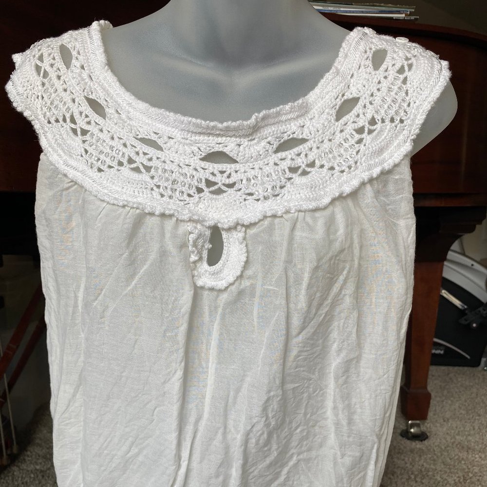Max Studio White Sleeveless Cotton Top with Design